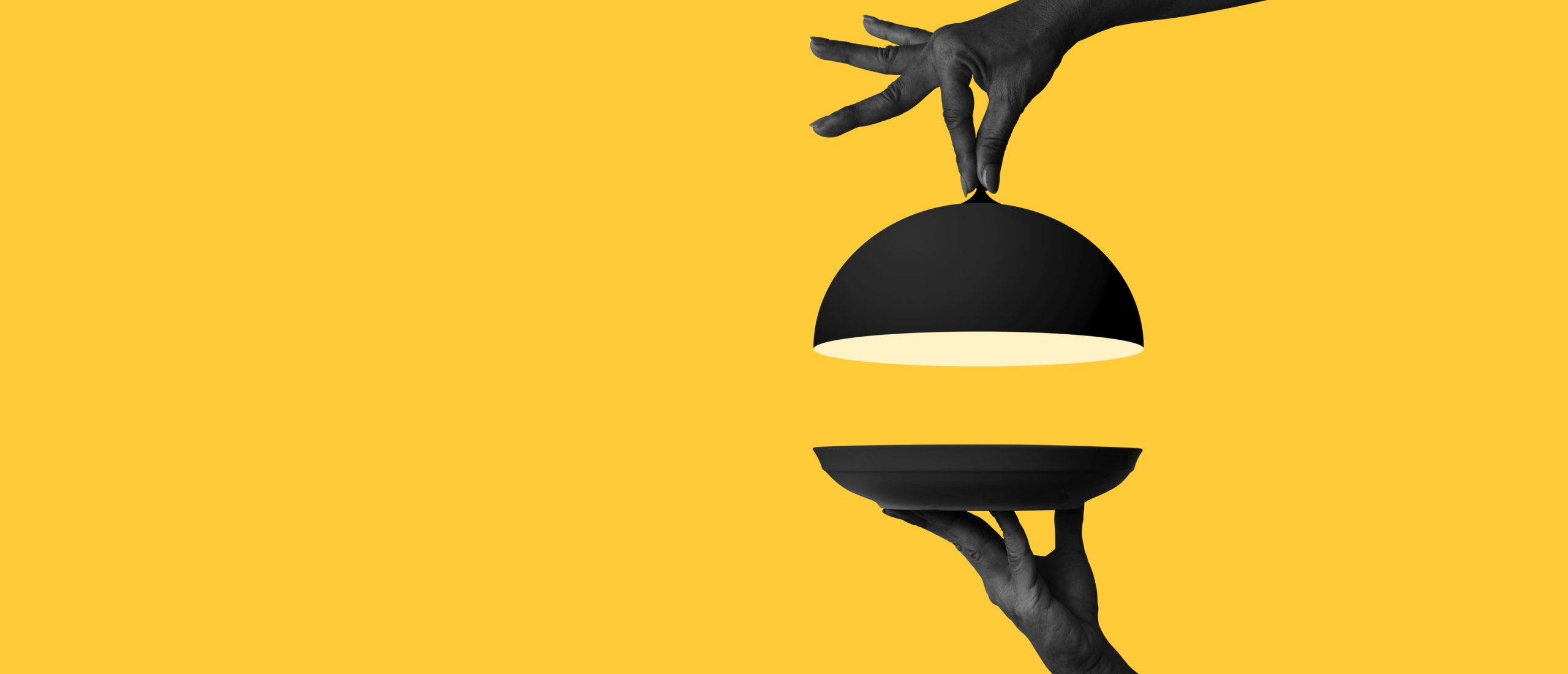 Composizione fotografica su fondo giallo: una mano solleva la campana di un piatto da portata
